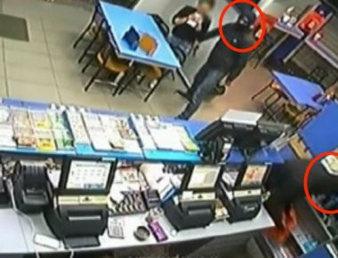 Βίντεο ντοκουμέντο από την ληστεία σε πρακτορείο του ΟΠΑΠ στο Περιστέρι - Κατέρρευσε η υπάλληλος